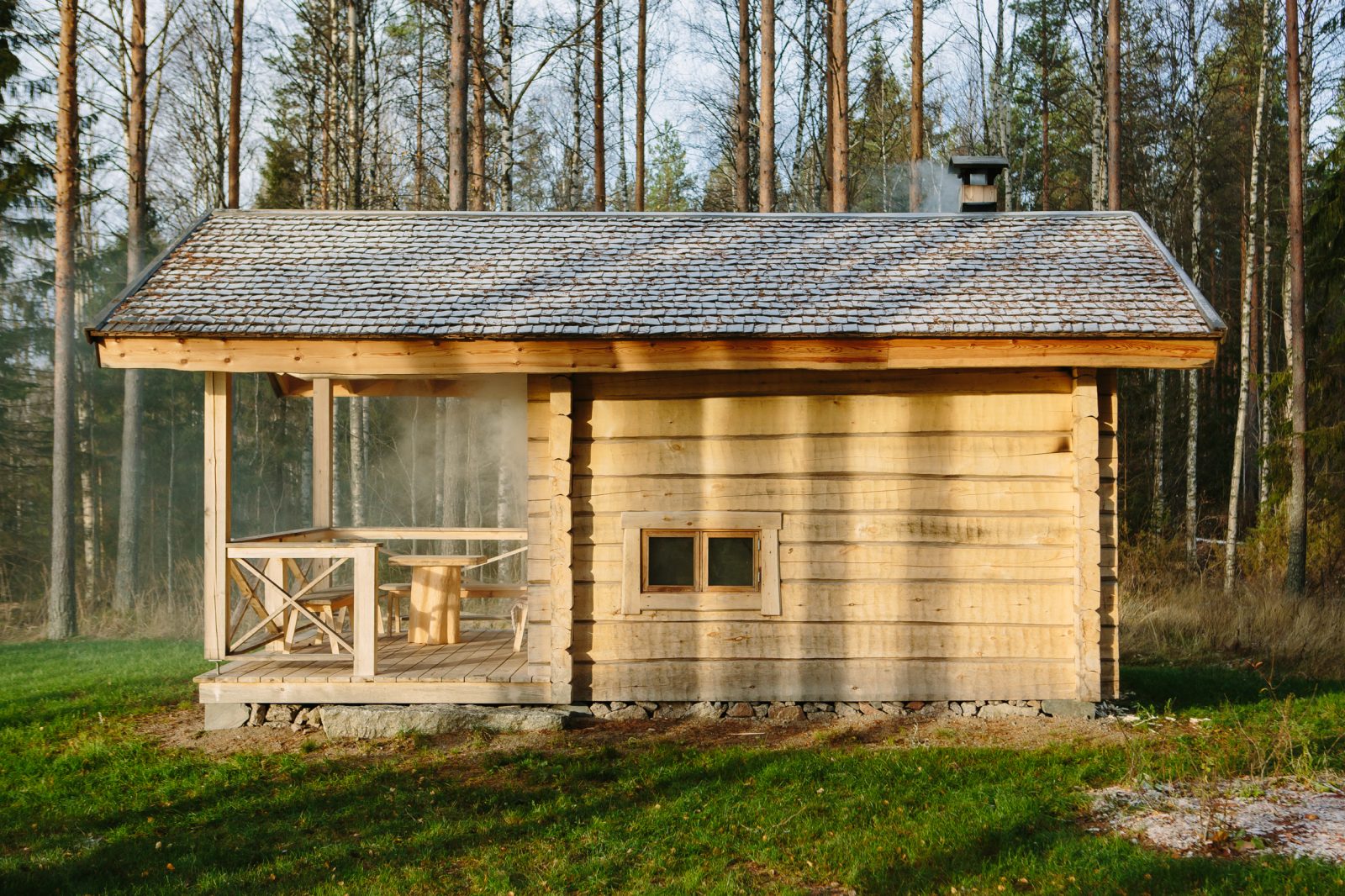 Savusana Vilhelmi on arkkitehti Risto Vuolle-Apialan suunnittelema perinteinen hirrestä valmistettu savusauna.